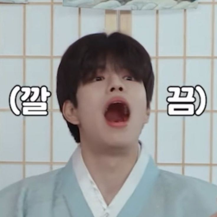 Koyj25's tweet photo. I think I can fit my head inside that mouth 😦 https://t.co/oFg8chpZbw