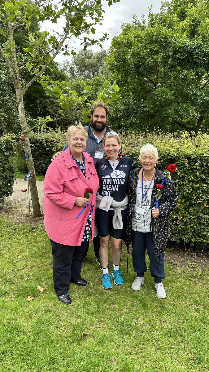 Makes it all worthwhile, meeting the family of the officer you rode for and handing them the band. 💙#werideforthosewhodied @PolUnityTourUK @UK_COPS