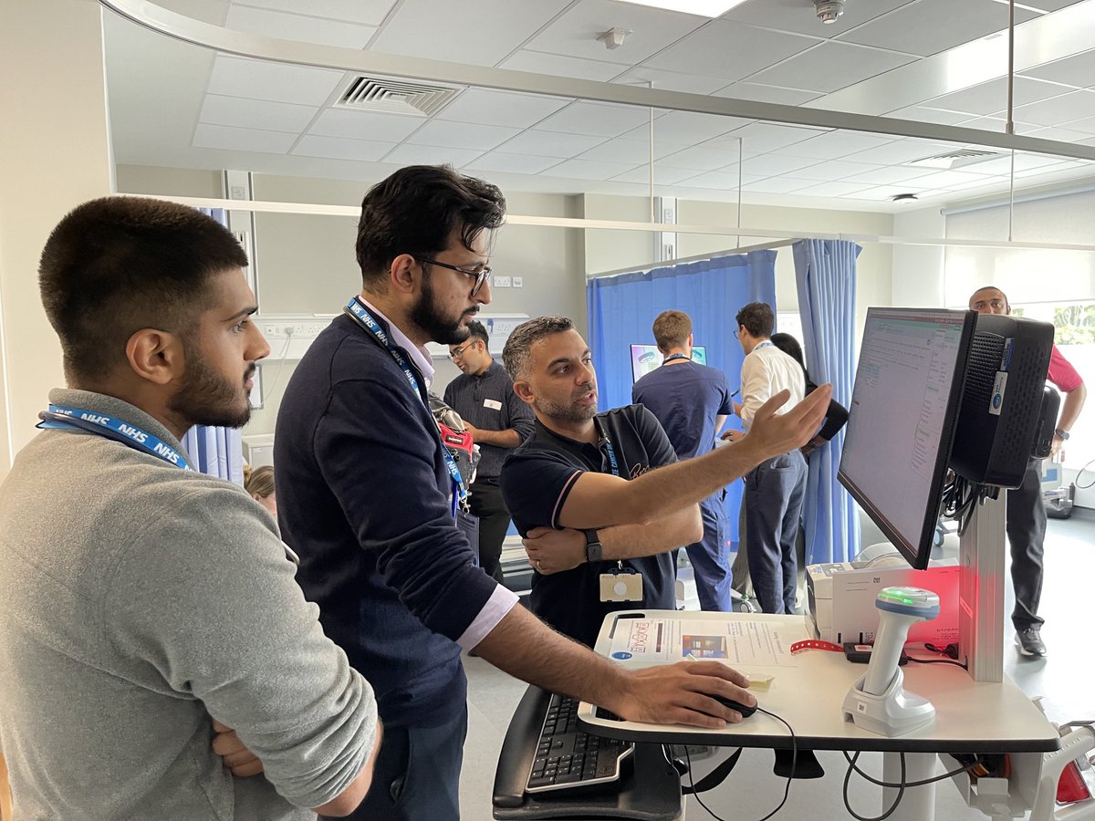 NeilDardis's tweet photo. Thanks @drpipskip & @clinedFHFT team for organising a brilliant #SimleyHealth event for our new trainee doctors - simulating ward rounds, NEWS calls, on-call & patient safety training to support in these roles for first time @FrimleyHealth @tblho https://t.co/leg1Sz8V0a