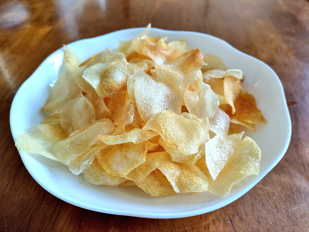収穫したじゃがいも🥔（ぽろしり）3個をポテトチップスにしました
味・食感は市販品とほぼ一緒！
パリッパリです😋

ぽろしりは病害虫に強く、でんぷん価・糖度が低いのが特徴
糖度が低いので焦げや変色に強いそうです

#ポテトチップス　#料理　#おやつ　#ぽろしり