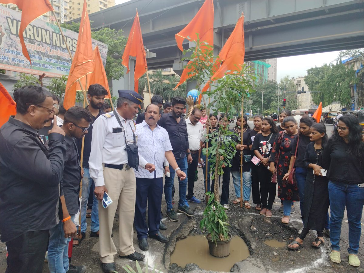 abhishirke21's tweet photo. युवासेना चारकोप विधानसभेच्या वतीने रस्त्यावरील खड्ड्यांच्या विरुद्ध वृक्षा रोपण खड्ड्या मध्ये करून महानगर पालिका प्रशासन विरुद्ध के ई एस कॉलेज व प्रकाश कॉलेजच्या मधील रस्त्यामध्ये तसेच एमजी रोड डहानुकवाडी मेट्रो स्टेशन जवळ आंदोलन केले.
@AUThackeray @ShivSenaUBT_ @yuvasenacomms https://t.co/lrANDZo35L