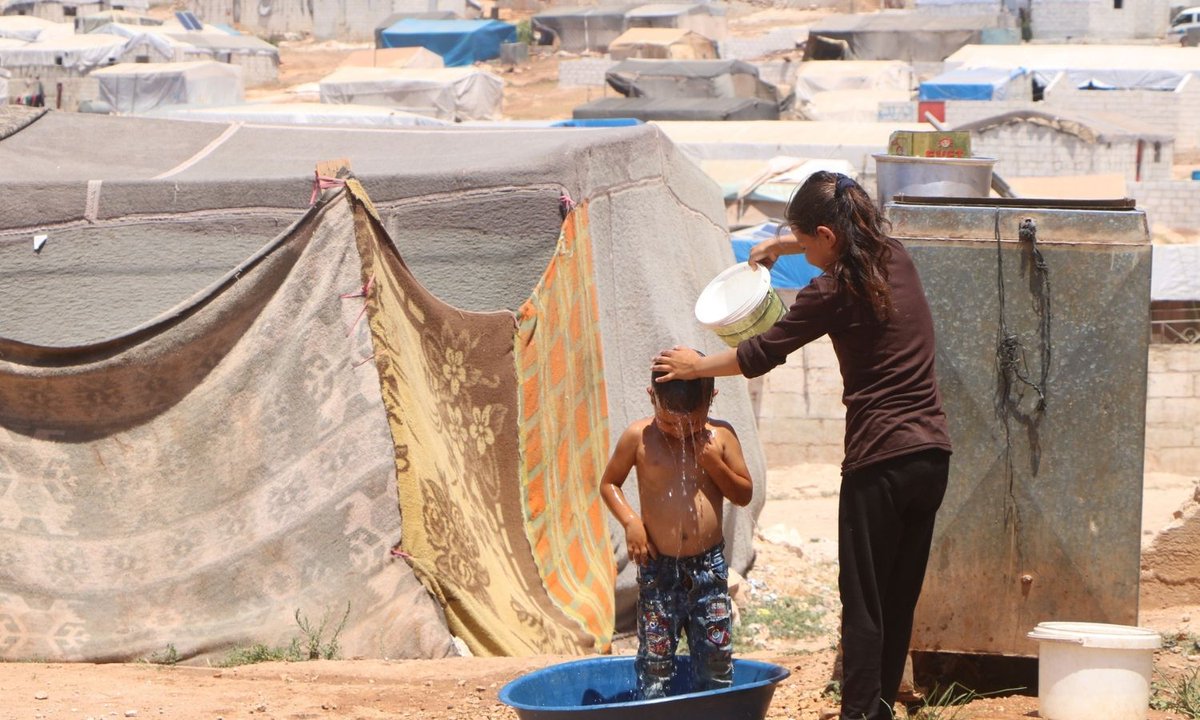 masarsyria's tweet photo. #سوريا: مع وصول درجات الحرارة إلى مايزيد عن ٤٠ درجة في بعض الأماكن يعاني الناس كثيراً خصوصاً في الخيام.
حينما يتوفر الماء يقوم الناس برش أنفسهم و يسكبون الماء على خيامهم لتبريدها . لكن الكثير من الناس يواجه��ن شح المياه إضافة إلى درجات الحرارة الشديدة. https://t.co/sV4ttedrBk
