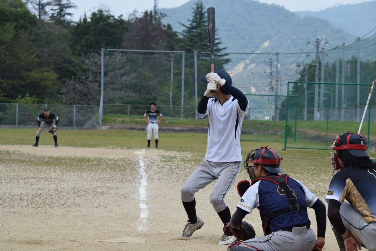 BaseBallB___'s tweet photo. 学内リーグ7月29日
vsささきーず 5-4負

いつものスモールベースボールで先制するといつの間に4点入ってる！
最終回、2点差の場面
誰もが今日の試合は勝てる…!!と確信していた。
しかし「野球は9回から」その言葉通り、同点ツーランを浴びてしまう…
その後も満塁となりサヨナラ負け😭
勝ちたかった🥺 https://t.co/xksTGuhCvm