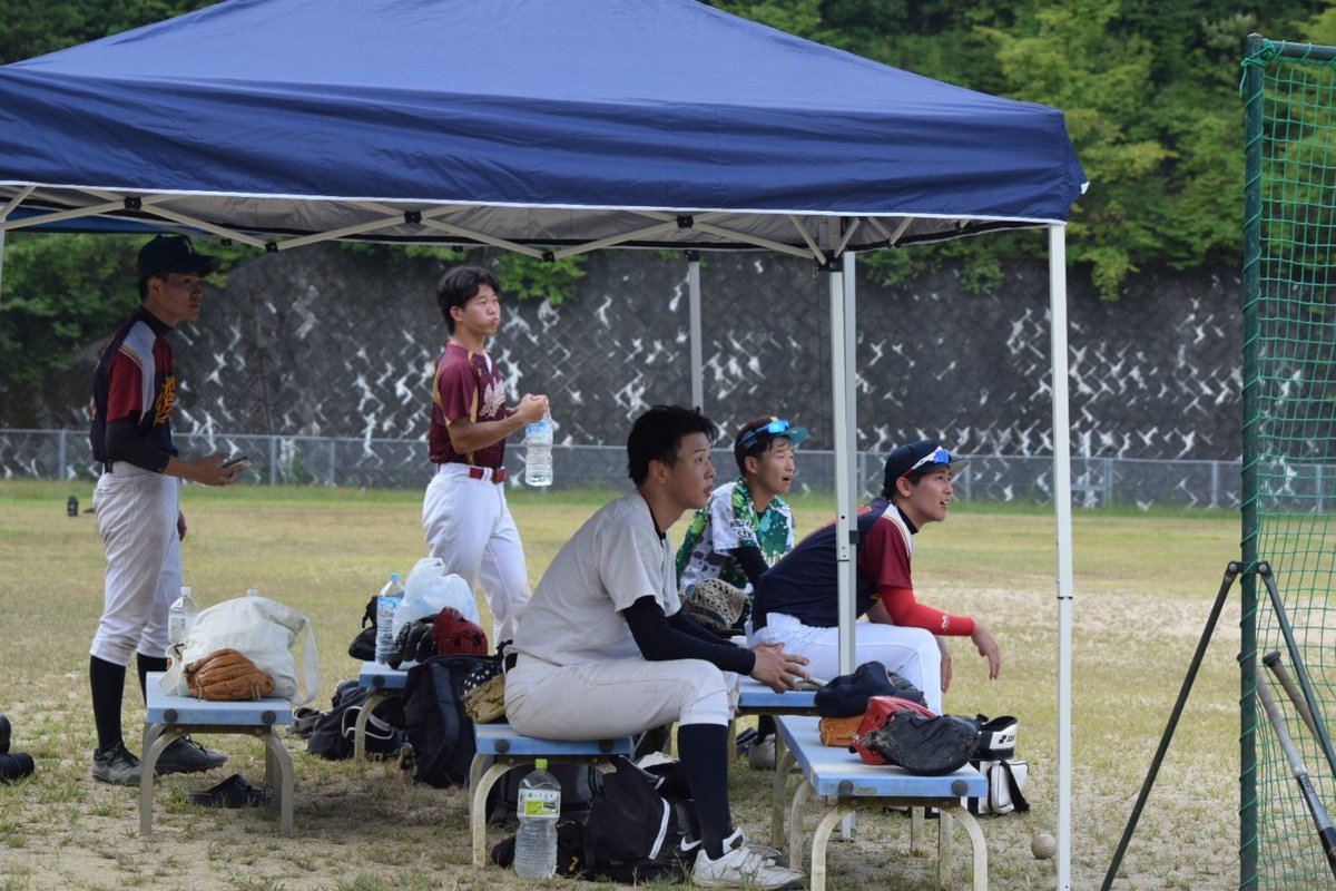 BaseBallB___'s tweet photo. 学内リーグ7月29日
vsささきーず 5-4負

いつものスモールベースボールで先制するといつの間に4点入ってる！
最終回、2点差の場面
誰もが今日の試合は勝てる…!!と確信していた。
しかし「野球は9回から」その言葉通り、同点ツーランを浴びてしまう…
その後も満塁となりサヨナラ負け😭
勝ちたかった🥺 https://t.co/xksTGuhCvm