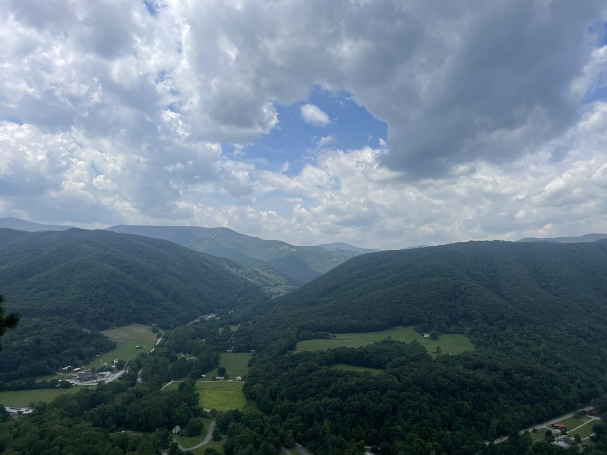 tortoise_20's tweet photo. Seneca Rocks! We came for the views and stayed for the West Virginia Hot Dogs 🌭 I love a deep fried dog and the chili was delicious https://t.co/I5RaxjApR4