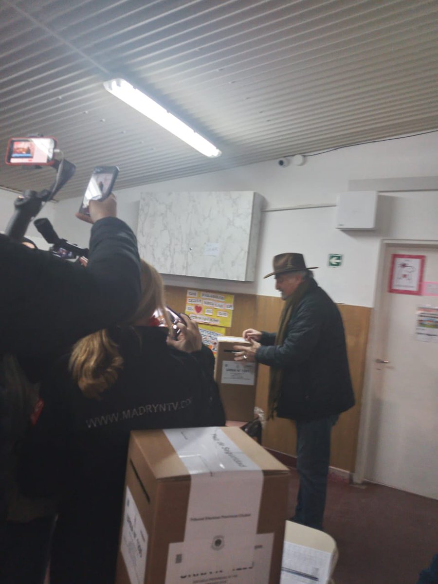 LaCienPuntoUno's tweet photo. #ChubutVota🗳️ @otharmach "Hay escuelas donde están colocando generadores. Yo quiero que haya participación, que la gente se expresé y vote. Hay gente que quiso tomar ventaja del temporal, me parece muy bajo" 

vía @ornellavezzoso https://t.co/qRZGxR6T9H