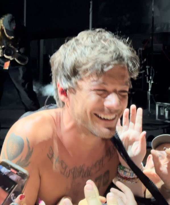 rosieoftb's tweet photo. the face of a man who just got his overpriced tank top ripped open https://t.co/nxOWGDkqU2