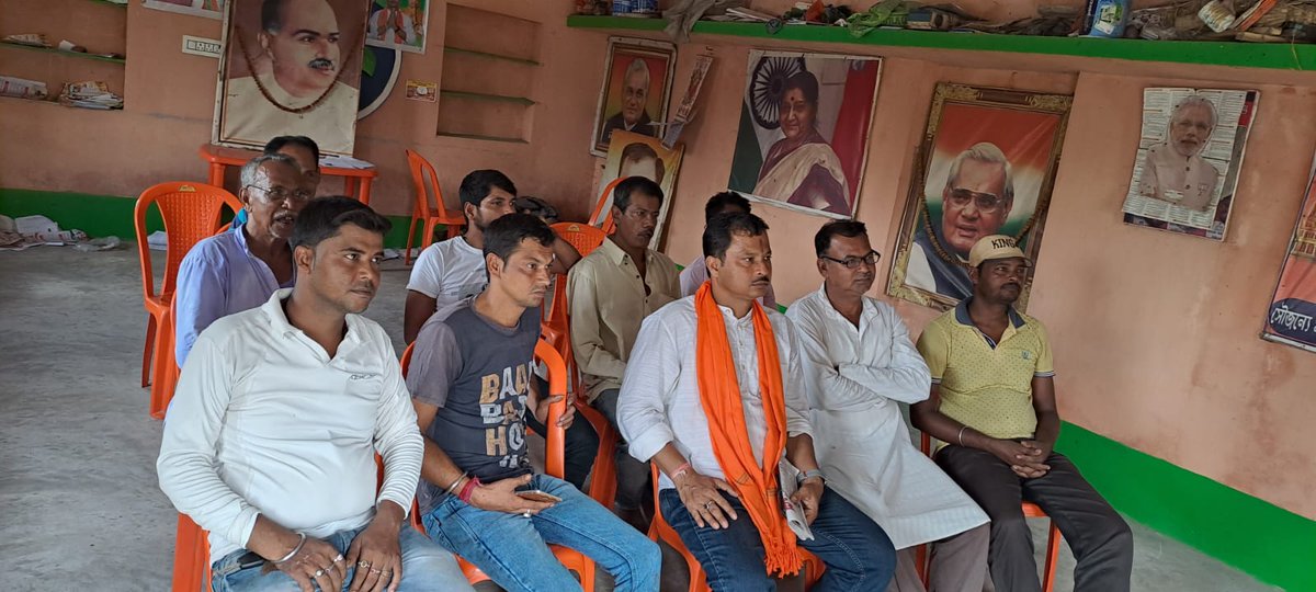 NirmalDhara14's tweet photo. আজ মোদিজীর মন কি বাত অনুষ্ঠানে, ইন্দাস এক নম্বর মন্ডলের পার্টি অফিসে! উপস্থিত সকল নেতৃত্বকে সঙ্গে নিয়ে  #MannKiBaat https://t.co/jWwcSoWUXM