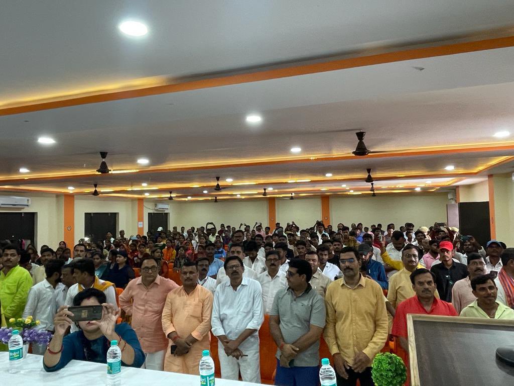 AnupriyaSPatel's tweet photo. आज सिटी क्लब सभागार, मीरजापुर में युवा कल्याण एवं प्रांतीय रक्षक दल विभाग, मीरजापुर द्वारा आयोजित 'प्रोत्साहन स्वरूप खेल सामग्री वितरण' कार्यक्रम में चयनित युवक/महिला मंगल दलों को सामग्री वितरण करते हुए । https://t.co/oYA2hYUHNO