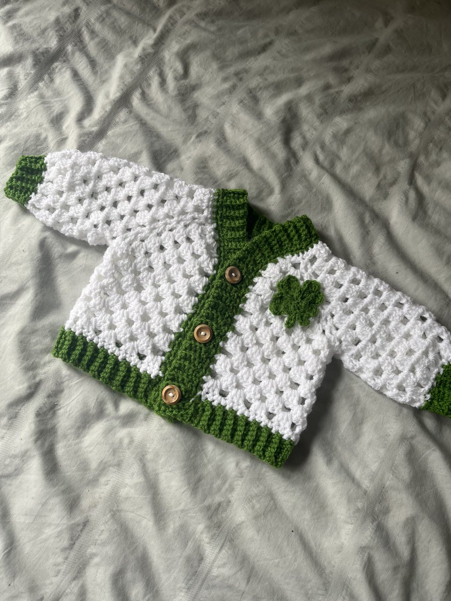 I’ve been working hard to create this super cute Celtic themed baby gift set 🍀 for £42, it includes a pram blanket, cardigan and hat, in 0-3 months size. (I can do bigger too 💚) I would appreciate if you could all retweet this for me 🥰