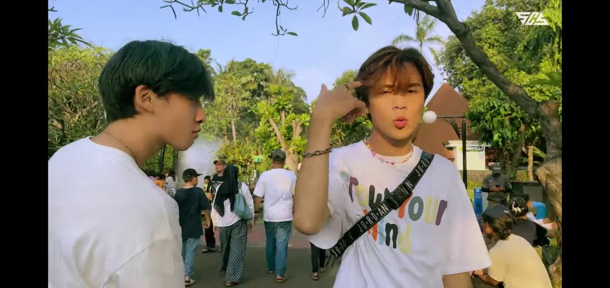 rezaayu78's tweet photo. MVnya keren bngt dgn cara pengambilan gambarnya n didukung dgn tmpt yg colorful gtu. Klo lagunya aku suka bngt soalnya related gtu, that's why u should let it flow n trust the process 🫶🏻🌻. aku salfok duo biasku 1 frame 🤭😂.
🔗: https://t.co/j1NdxUytyc
#NEVEL_LetItFlow https://t.co/ytaZXDrFy7