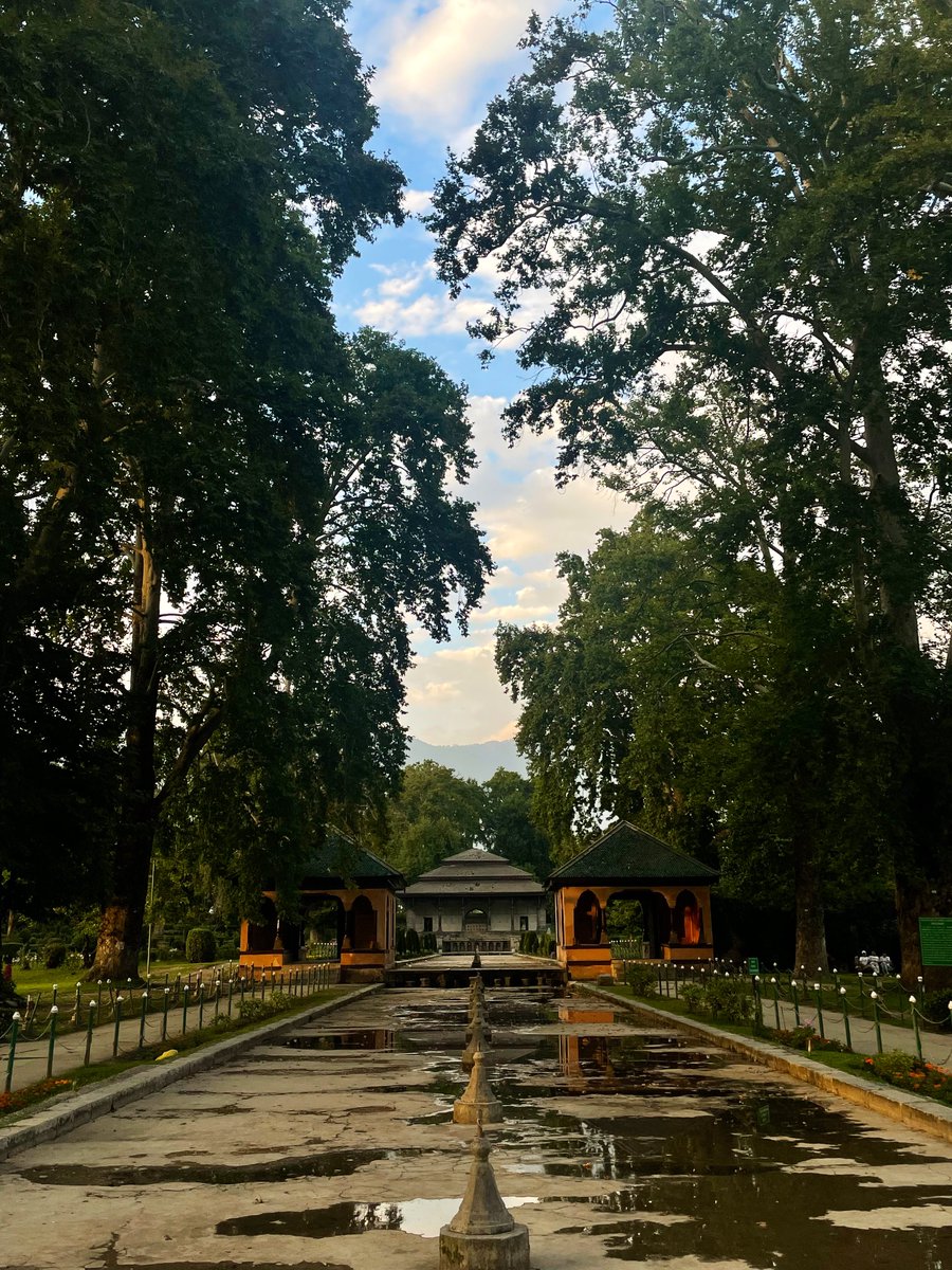 baazeechaa-e-atfaal hai duniya mere aage,
hota hai shab-o-roz tamaasha mere aage.