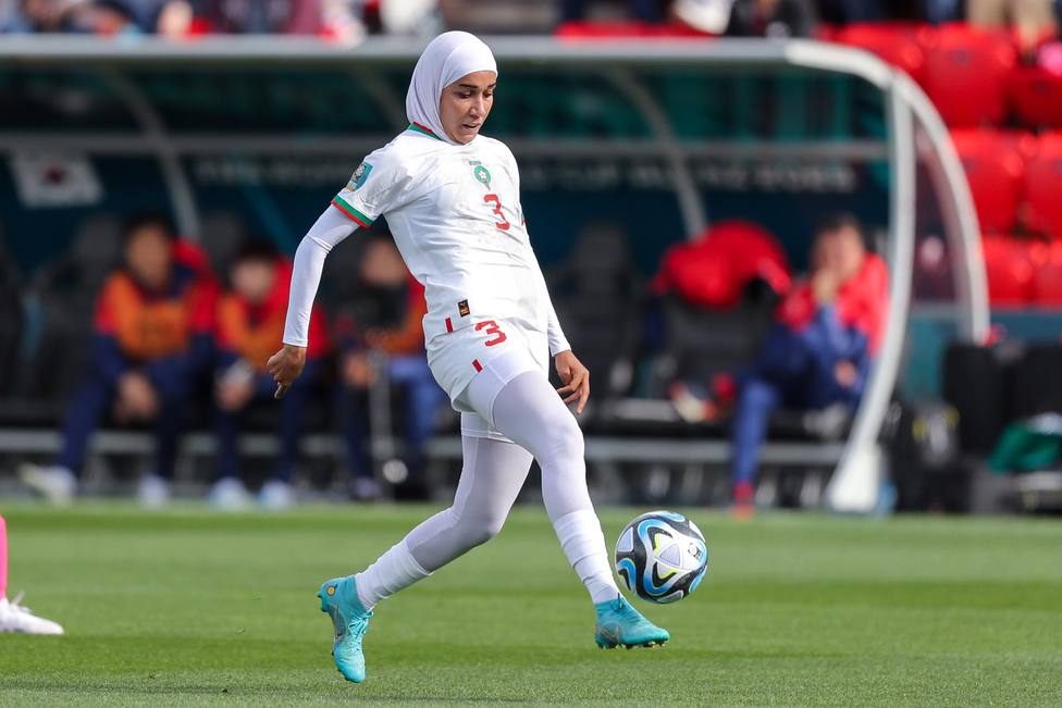 titopuccettic's tweet photo. La marroquí Nouhaila Benzina, próxima rival de Colombia en #FIFAWWC hace historia al ser la primera futbolista con hiyab en el Mundial. 

Celebrar la multiculturalidad en el deporte  ⚽👏 https://t.co/66k9O3xk8C