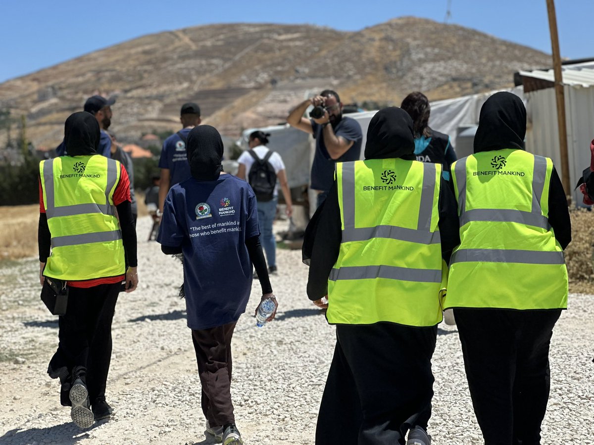 Benefit_Mankind's tweet photo. LIVE FOOTAGE: Families from the UK delivering aid at the camps in Lebanon. Donations being hand delivered, support at https://t.co/mfLiHvtr4M https://t.co/m10VzD7ih5