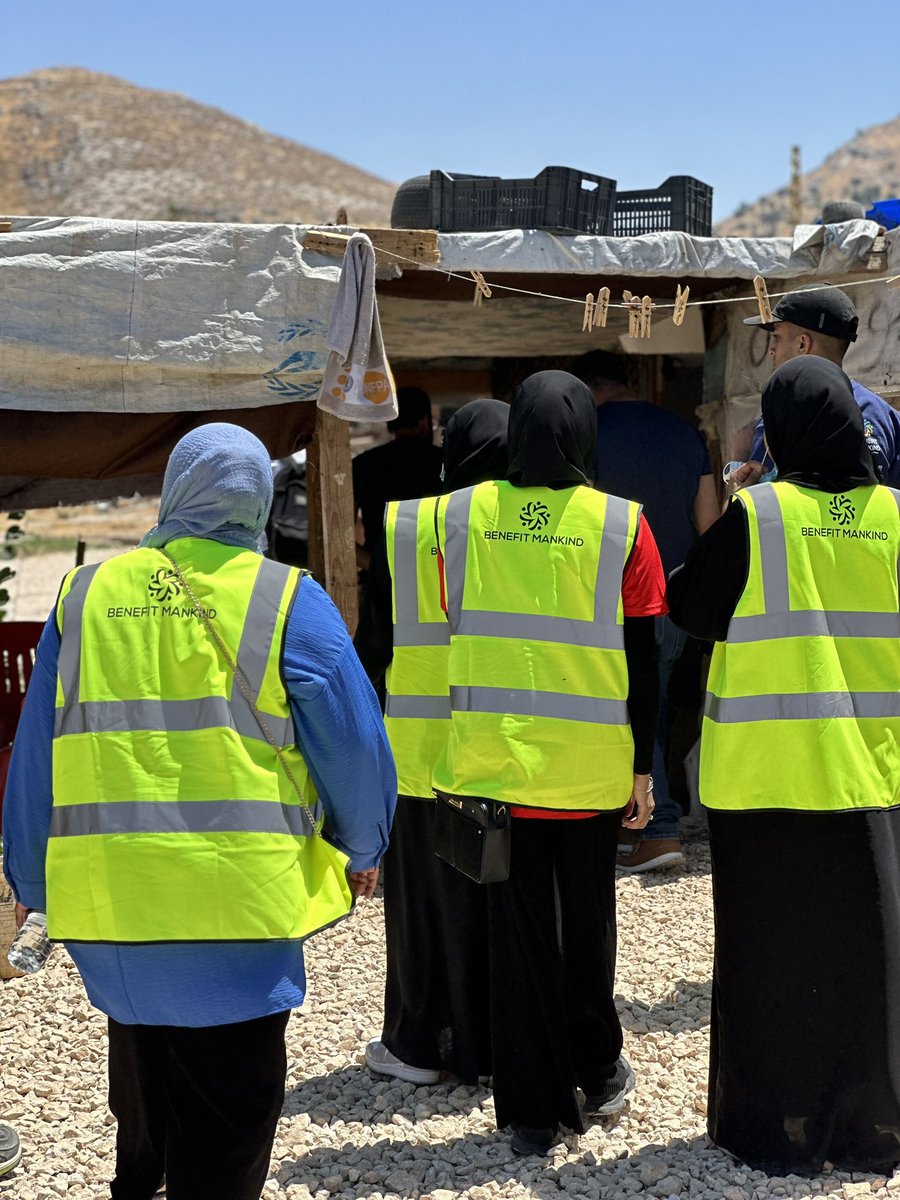 Benefit_Mankind's tweet photo. LIVE FOOTAGE: Families from the UK delivering aid at the camps in Lebanon. Donations being hand delivered, support at https://t.co/mfLiHvtr4M https://t.co/m10VzD7ih5