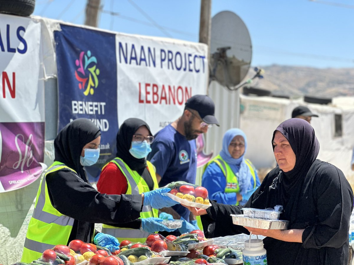 Benefit_Mankind's tweet photo. LIVE FOOTAGE: Families from the UK delivering aid at the camps in Lebanon. Donations being hand delivered, support at https://t.co/mfLiHvtr4M https://t.co/m10VzD7ih5