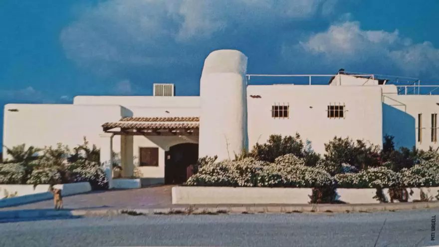eldiarioes's tweet photo. Pachá, cuyo símbolo de las dos cerezas es conocido en todo el mundo, adquirió su dimensión internacional a partir de su apertura en 1973. “¿Ibiza? Cuatro hippies, cuatro colgados. ¿Qué coño vas a hacer en Ibiza?”, cuenta su fundador que le decían
https://t.co/FKx9voUydm https://t.co/q7FfHVGC74