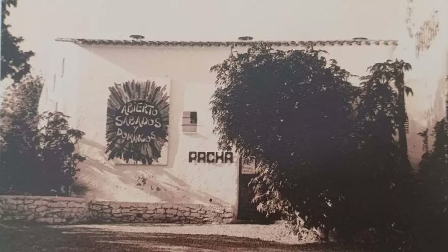 eldiarioes's tweet photo. Pachá, cuyo símbolo de las dos cerezas es conocido en todo el mundo, adquirió su dimensión internacional a partir de su apertura en 1973. “¿Ibiza? Cuatro hippies, cuatro colgados. ¿Qué coño vas a hacer en Ibiza?”, cuenta su fundador que le decían
https://t.co/FKx9voUydm https://t.co/q7FfHVGC74
