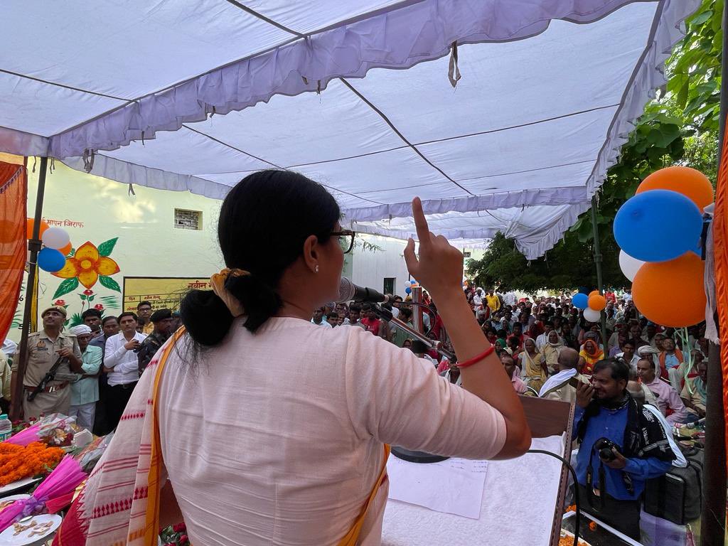 AnupriyaSPatel's tweet photo. आज प्रा.वि.पहाड़ी, वि.ख.-सिटी, मीरजापुर में  कृषि विभा�� द्वारा आयोजित 'मिनीकिट बीज वितरण कार्यक्रम' में जनपद के प्रगतिशील किसान साथियों से संवाद किया। इस अवसर पर लगभग 250 चयनित कृषकों को अरहर मिनीकिट बीज का वितरण भी किया। https://t.co/XFAnXgjb2A