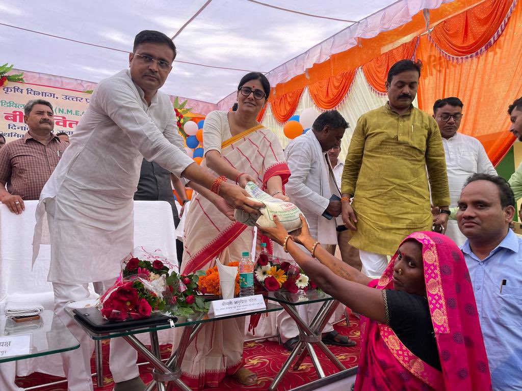 AnupriyaSPatel's tweet photo. आज प्रा.वि.पहाड़ी, वि.ख.-सिटी, मीरजापुर में  कृषि विभा�� द्वारा आयोजित 'मिनीकिट बीज वितरण कार्यक्रम' में जनपद के प्रगतिशील किसान साथियों से संवाद किया। इस अवसर पर लगभग 250 चयनित कृषकों को अरहर मिनीकिट बीज का वितरण भी किया। https://t.co/XFAnXgjb2A