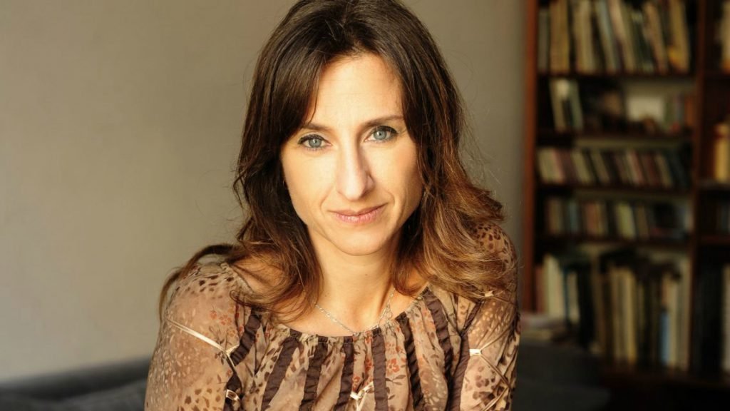 "Empecé a escribir en el único rol que podía, me puse del otro lado, de qué haría yo como mamá si un día me levanto y me dicen que mi hijo mató a otro chico".

🎙️ <a href="/GabrielaExilart/">Gabriela Exilart</a> en #SinAlarma⏰ 
#TuRadio📻