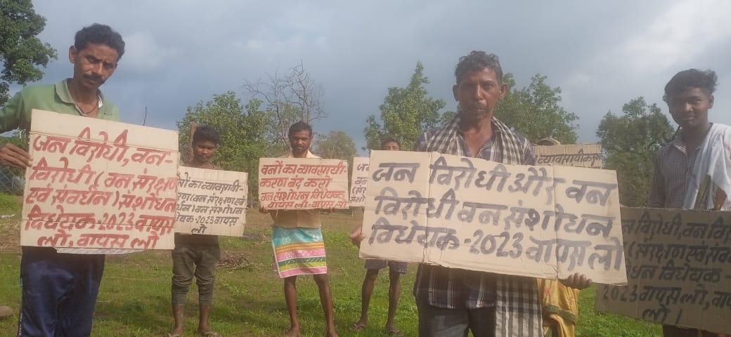 <a href="/moefcc/">MoEF&CC</a> response is quoting from Forest (Conservation) Rules of 2022 &amp; not the Bill.Even 2022 rules which were amended don't have a proper mechanism to ensure Gram Sabha consent since it is required after all clearances are already granted
#SaveIndianForests #WithdrawFCAbill2023