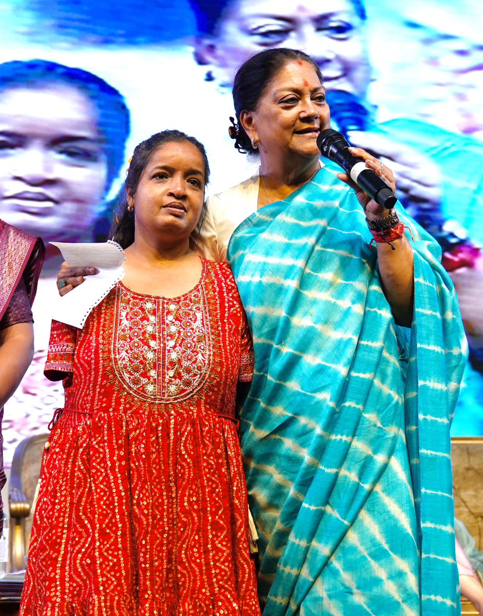 बिजली जब चमकती है, आकाश बदल देती है,
आंधी जब धमकती है, दिन-रात बदल देती है.!
धरती जब दरकती है, सीमांत बदल देती है,
और नारी जब गरजती है, तो इतिहास बदल देती है! 

#NariShakti #JaiJaiRajasthan