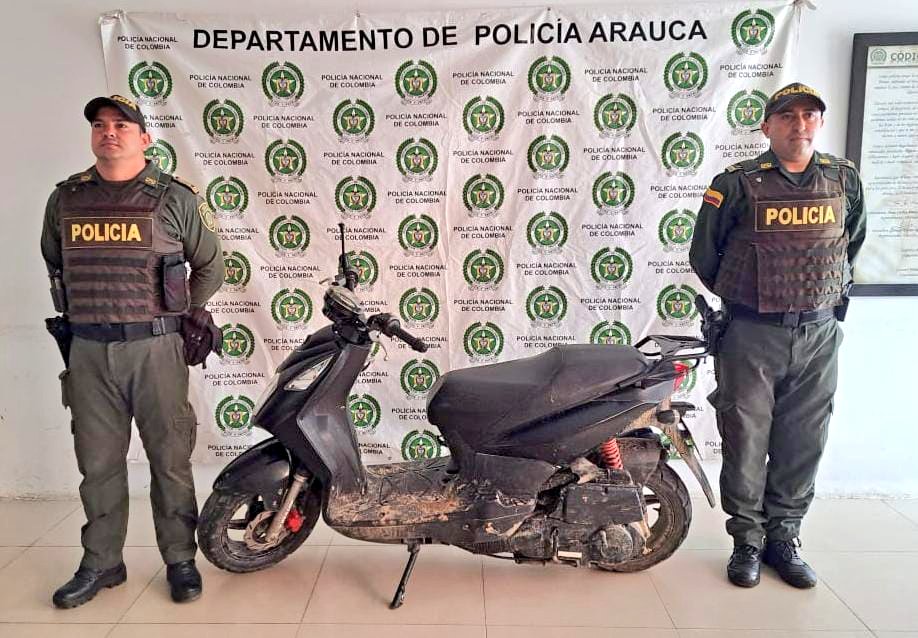 PoliciaArauca's tweet photo. Mediante actividades, registro y control #Arauca, nuestro personal del #MNVCC  logró la recuperación de una motocicleta por el delito de hurto, la cual será devuelta a su propietario.
#SeguridadEnElTerritorio 
#DiosYPatria https://t.co/Y0VRZE8Dp4