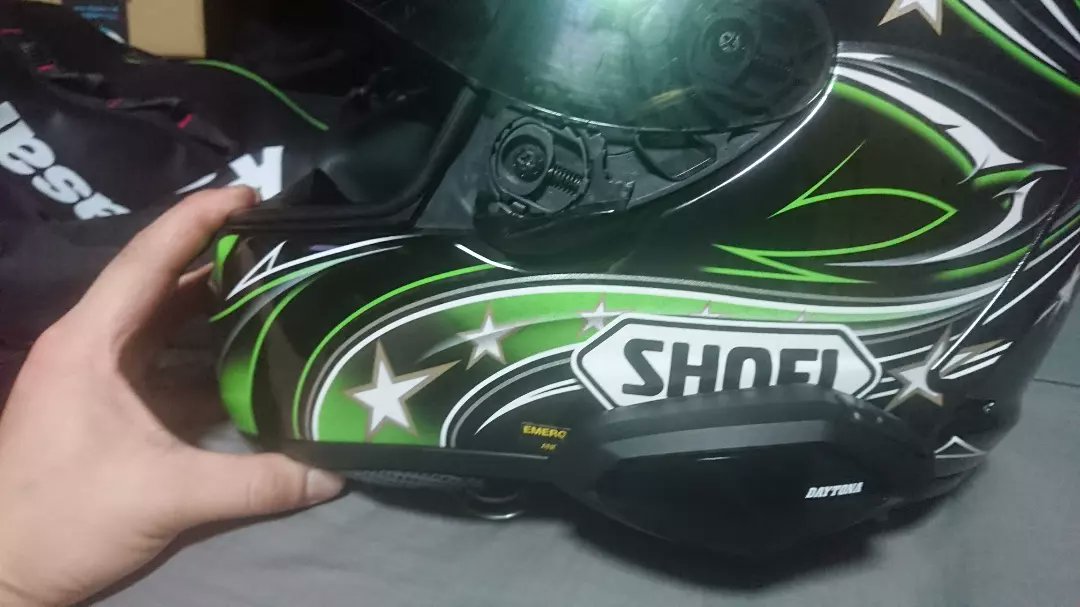 O_zx25rse's tweet photo. 購入したインカム。
DAYTONA DT-O1
ヘルメットに取り付け完了してBluetoothで繋いでみたら結構音も良き🎧🎶
SHOEIのメットに取り付け面倒とかレビューあったけど10分くらいで取り付けれたよ。
#バイク
#インカム
#DAYTONA
#DTO1 https://t.co/W3198Njtdp