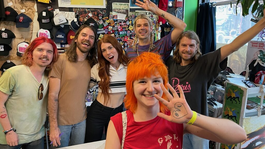 violentthem's tweet photo. just having the best weekend of my life nbd 💖💖💖 https://t.co/Sa1GRzhfgx