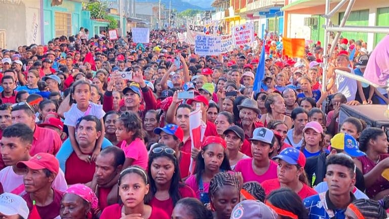 El Poder Popular, las jefas, jefes de comunidad, UBCH y todo el pueblo de Irapa, Municipio Mariño del estado Sucre, dijeron presente con una masiva movilizacion de alegría y verdadera pasión revolucionaria. Vamos pa' lante, unidos y venciendo por la Patria.