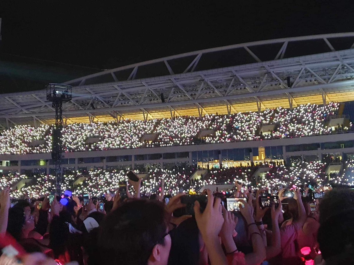 iloverosie_1102's tweet photo. WHITE OCEAN FOR ROSÉ 🥰
Stage solo Rosé "Gone" and "On The Ground"

ROSÉ LIGHTS UP HANOI 
#VietnamWelcomesROSÉ https://t.co/zxDvNRvmf9