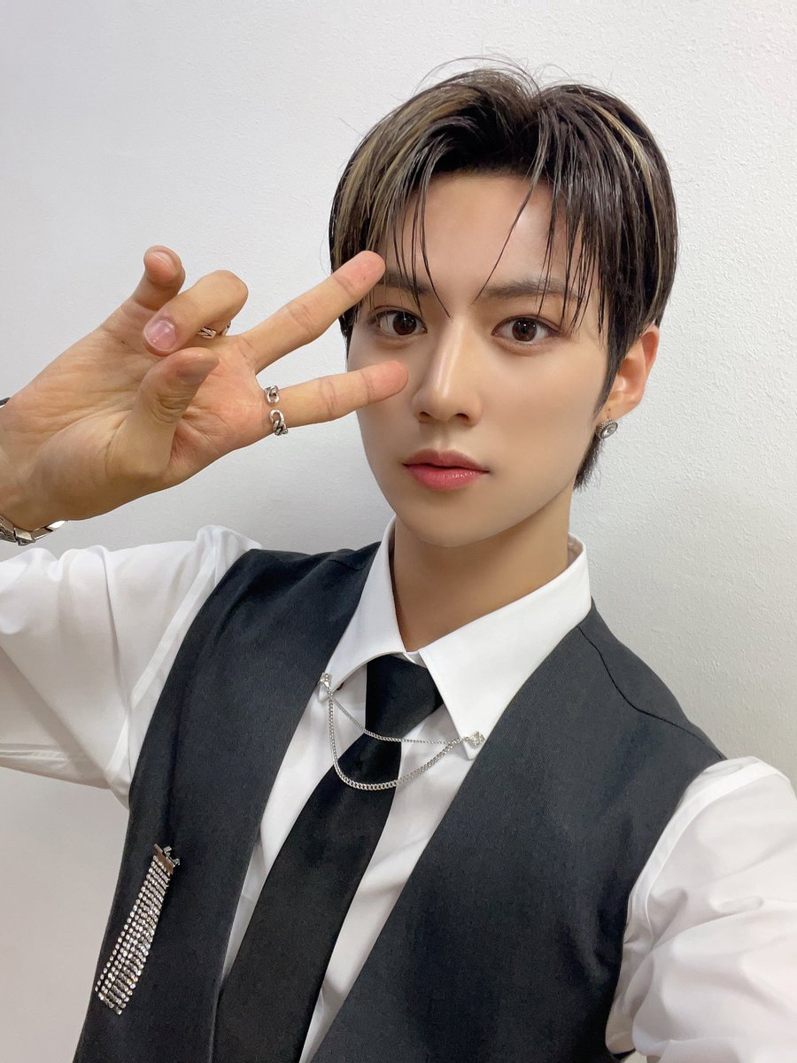 [#이안]
도현이랑은 룸메즈 쿠마랑은 무슨즈 할까요
스리슬쩍 내 사진도🐥

#루네이트 #LUN8 #추천받아요