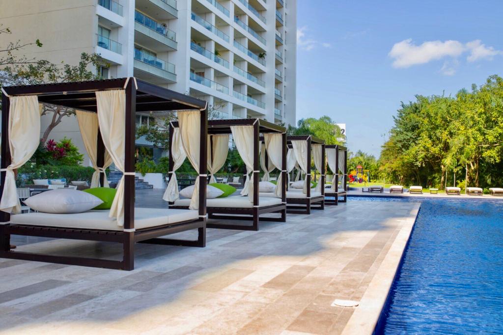 zeromadera's tweet photo. TerrazaLoft Ramsol / Pérgola ZeroMadera Waterproof con Sistema FilterSol-ZeroLluvia + Cortinas + Deck + Muebles.
Cotizaciones WhatsApp: 5512954852 https://t.co/U3XBxiicbI  ventas@ramsol.com.mx

¡La mejor inversión es en tu casa!

Pérgola + Muebles + Deck + Celosía Wall = Terraza https://t.co/NEcB0UL21u