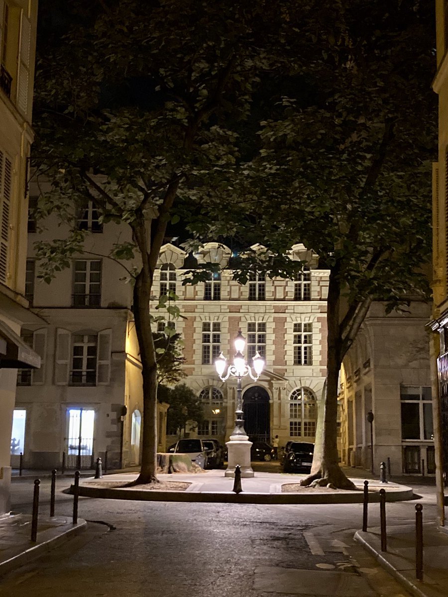 ParisArtDeVivre's tweet photo. [ #LivinginParis ] 💛✨ 
Iconic Place Furstenberg after #sunset... One of my favorite places in #Paris.
📸 © @Bfleurot
#Parisjetaime #HomeinParis https://t.co/QcGTO9jElc