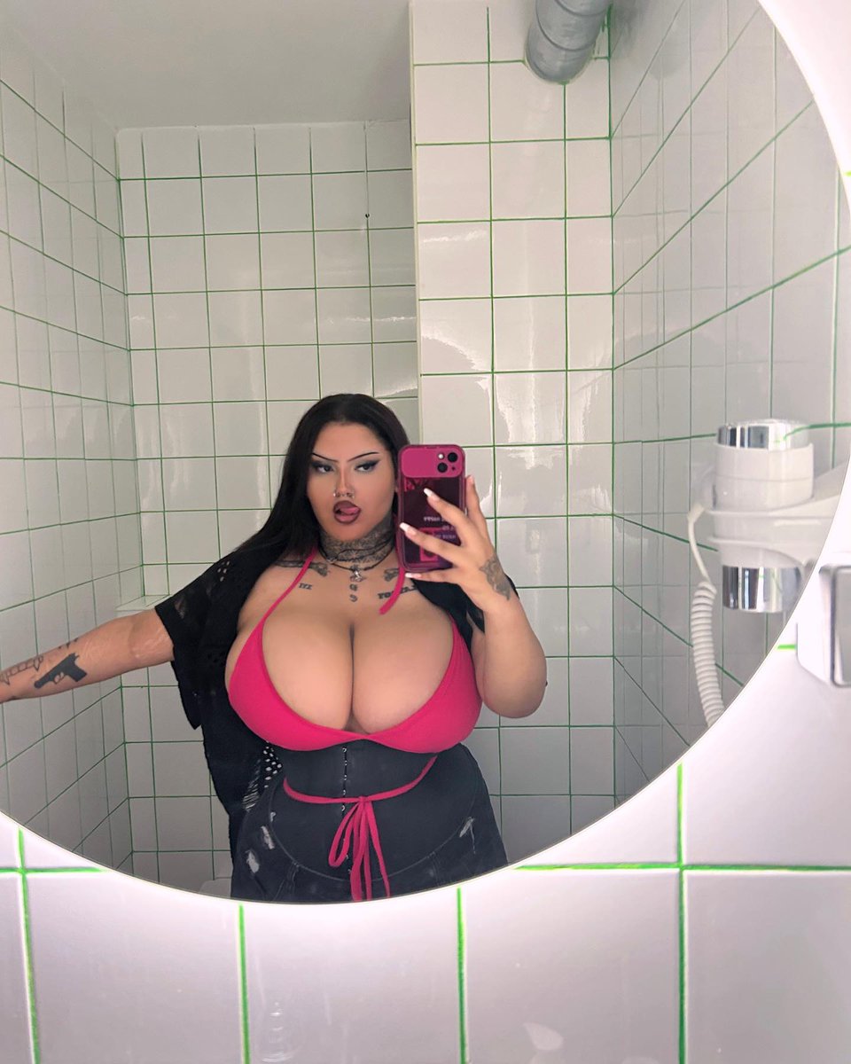 kenza_bbgirl's tweet photo. Mes gros seins gâche tt https://t.co/H80cnxaQjD