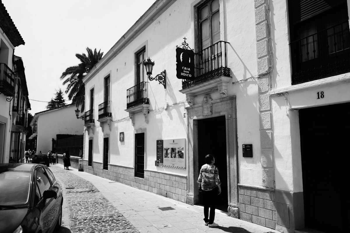 finbuchanan's tweet photo. The streets of Ronda, Andalusia, Spain. A beautiful town full of character and charming streets and architecture with spectacular views from its elevated position for miles around.
#ronda #andalusia #spain #leica #leicaq #streetphotography #spanishlife #spanishculture #rondaspain https://t.co/SKBFd60Sq9