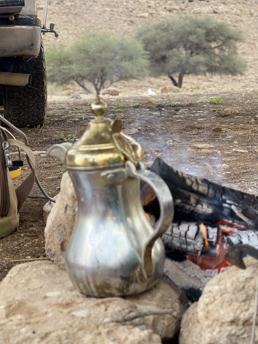 Ahmad_ppa's tweet photo. لا تقطع ارحامك ويشملك الوعيد
ولا تخسر الغالي ولا ترخص غلاه

واخوك لا تخسره لو انه عنيد
يخطي مية مرة وتسمح له خطاه

وان كان شد الحبل حاول ما تزيد
ارخيه قبل الشد يوصل منتهاه

ولا تنصحه وقت الزعل ما يستفيد
واعرض عليه النصح في ساعة رضاه

ولـيا طلب رايـك عـطه راي سـديد https://t.co/siUyQYtrZV