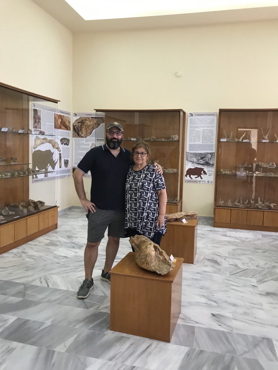 EvanVlacho's tweet photo. Μέσα σε όλη την τρέλα που ζούμε βρήκα την ευκαιρία να επισκεφτώ τις παλαιοντολογικές εκθέσεις που είχαμε στήσει από απόσταση τα τελευταία χρόνια στην πανδημία:
☑️Θερμοπηγή Σερρών
☑️ Νεοκαισάρεια Πιερίας
☑️ Σπήλαιο Αγίου Γεωργίου Κιλκίς.

Η Ελλάδα έχει μερικά από τα σημαντικότερα απολιθώματα της Μεσογείου, αλλά δυστυχώς μας λείπουν πολλά από τα προτερήματα που υπάρχουν σε άλλες ευρωπαϊκές χώρες:
🚫Δεν έχουμε ένα Εθνικό Μουσείο Φυσικής Ιστορίας
🚫Δεν έχουμε νομικό πλαίσιο για της δραστηριότητες των παλαιοντολογων και την προστασία των απολιθωμάτων
🚫Δεν έχουμε ένα παλαιοντολογικό σύλλογο
🚫 Η εξέλιξη και η σημασία των απολιθωμάτων δεν διδάσκεται στο σχολείο
🚫Ελάχιστη οικονομική στήριξη για παλαιοντολογική έρευνα και ανασκαφές
🚫Δεν έχουμε ένα ελληνικό επιστημονικό περιοδικό για να δημοσιεύονται οι έρευνες μας

Μακάρι κάποια στιγμή η ελληνική παλαιοντολογία να φτάσει στη θέση που της αξίζει.

Ο,τι έχουμε μέχρι σήμερα έχει γίνει χάρη στην ανιδιοτελή προσφορά ανθρώπων όπως η Ευαγγελία, ο Βασίλης, ο Σάββας, και ο Πέτρος που μπόρεσα να τους αγκαλιάσω ξανά μέρα από τόσα χρόνια.