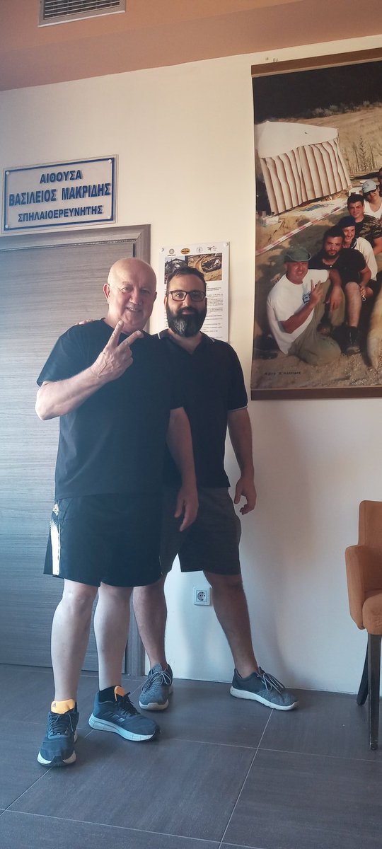 EvanVlacho's tweet photo. Μέσα σε όλη την τρέλα που ζούμε βρήκα την ευκαιρία να επισκεφτώ τις παλαιοντολογικές εκθέσεις που είχαμε στήσει από απόσταση τα τελευταία χρόνια στην πανδημία:
☑️Θερμοπηγή Σερρών
☑️ Νεοκαισάρεια Πιερίας
☑️ Σπήλαιο Αγίου Γεωργίου Κιλκίς.

Η Ελλάδα έχει μερικά από τα σημαντικότερα απολιθώματα της Μεσογείου, αλλά δυστυχώς μας λείπουν πολλά από τα προτερήματα που υπάρχουν σε άλλες ευρωπαϊκές χώρες:
🚫Δεν έχουμε ένα Εθνικό Μουσείο Φυσικής Ιστορίας
🚫Δεν έχουμε νομικό πλαίσιο για της δραστηριότητες των παλαιοντολογων και την προστασία των απολιθωμάτων
🚫Δεν έχουμε ένα παλαιοντολογικό σύλλογο
🚫 Η εξέλιξη και η σημασία των απολιθωμάτων δεν διδάσκεται στο σχολείο
🚫Ελάχιστη οικονομική στήριξη για παλαιοντολογική έρευνα και ανασκαφές
🚫Δεν έχουμε ένα ελληνικό επιστημονικό περιοδικό για να δημοσιεύονται οι έρευνες μας

Μακάρι κάποια στιγμή η ελληνική παλαιοντολογία να φτάσει στη θέση που της αξίζει.

Ο,τι έχουμε μέχρι σήμερα έχει γίνει χάρη στην ανιδιοτελή προσφορά ανθρώπων όπως η Ευαγγελία, ο Βασίλης, ο Σάββας, και ο Πέτρος που μπόρεσα να τους αγκαλιάσω ξανά μέρα από τόσα χρόνια.