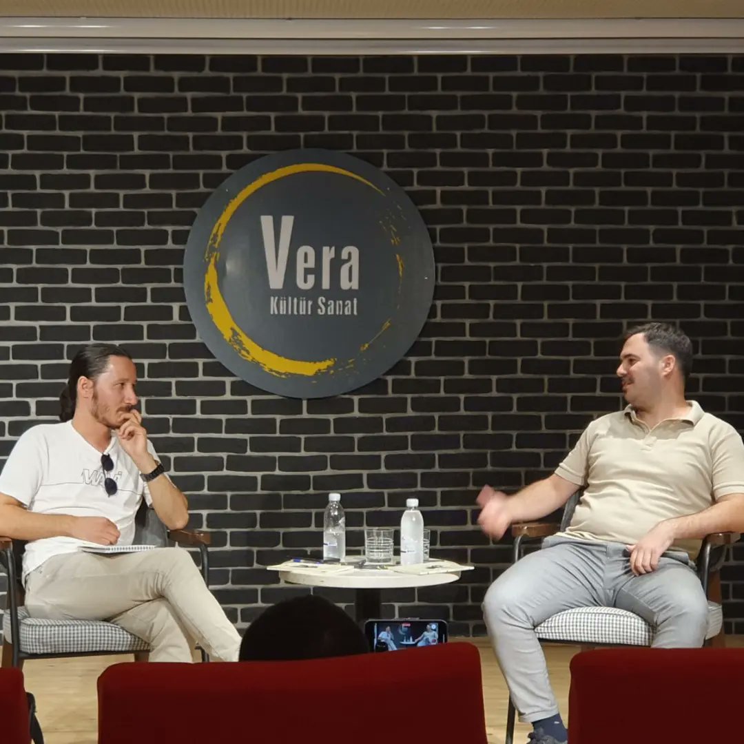 Dün akşam <a href="/VeraSanat/">Vera Kültür Sanat</a> Merkezinde kıymetli dostum Şair Oğuz Ertürk ile "Türk Şiirinin Evreni ve Deyiş Yahut Bekleyiş" konulu söyleşimizi yaptık. Beni kırmayıp o kadar yolu geldiği için teşekkür ederim. Bütün kem gözlere rağmen bu etkinliklere devam etmek istiyorum, etmeliyim...