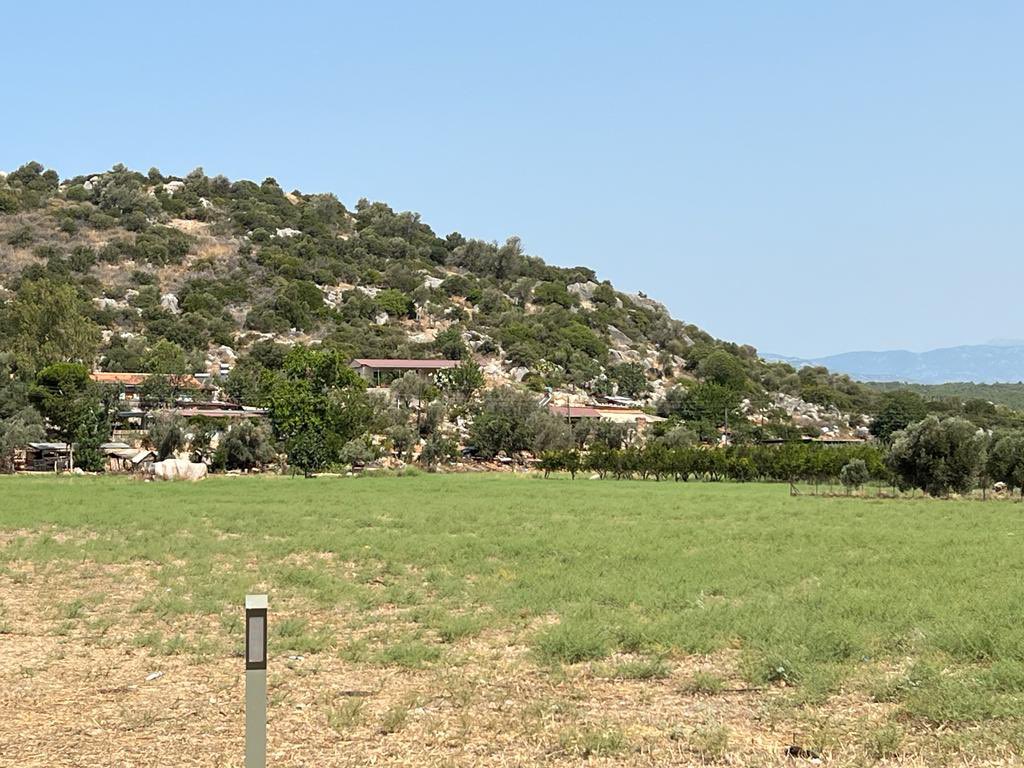 ducane's tweet photo. PATARA ören yerinin tam ortasında, üstelik kamuya ait birinci derece SİT alanında yerli-yabancı turistlere kiralanan kaçak villalar.

Hemen yanıbaşında II. Abdülhamid’in 1905’de yaptırdığı Telsiz-Telgraf İstasyonu ve ek binalar, birkaç adım ötesinde 2000 yıllık Tiyatro, Odeon, Meclis Binası, vs. bir yılda yüzbinlerce ziyaretçisi olan koca PATARA antik kent alanı.
[Sahildeki kaplumbağa yuvalarını zikretmiyorum bile.]

Yöneticilerimiz uyuyor, burası kesin!

Bari bizler bu doğa ve kültür katliamına sessiz kalmayalım, 40 yıldır orada çırpınan biliminsanlarına destek çıkalım.

Hiç değilse CİMER’e yazalım ve şikayet edelim. Sözümona bir avantacı milletvekilinin desteğinden cesaret alan açgözlülere tarihimizi kurban etmeyelim.

Lütfen bu katliamı duyurunuz!