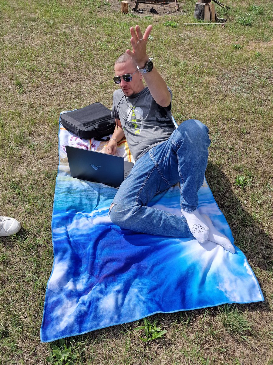 fanboyPL's tweet image. Kiedy tłumaczę jej, że ja tu ciężko pracuję to ona twierdzi, że sobie odpoczywam i na wczasy przyjechałem 🤣
Eh kobiety...

#HPVictus #UwolnijPodwójnąNaturę
#reklama