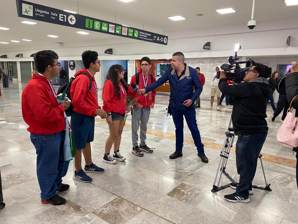 ommtw's tweet photo. ¡¡¡Bienvenidos a casa, campeones de la XXV Olimpiada Matemática de Centroamérica y el Caribe!!! ¡Viva México! 🇲🇽 #SomosOlimpicos💪🏻 #porquesoymexicano https://t.co/dLbwpX1z8e