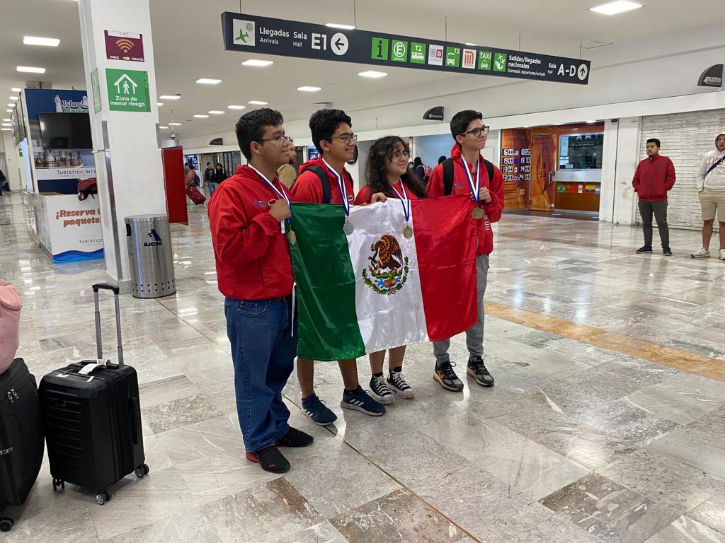 ommtw's tweet photo. ¡¡¡Bienvenidos a casa, campeones de la XXV Olimpiada Matemática de Centroamérica y el Caribe!!! ¡Viva México! 🇲🇽 #SomosOlimpicos💪🏻 #porquesoymexicano https://t.co/dLbwpX1z8e