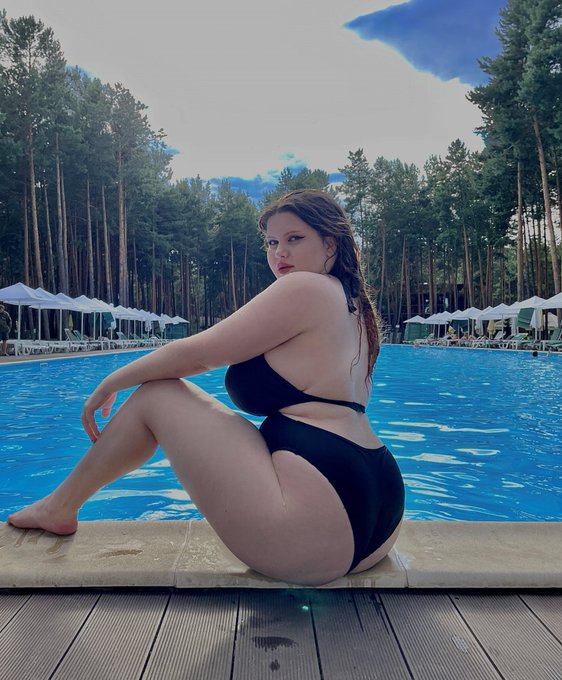 how do you spend your summer?❤️ https://t.co/zvd0Os8lo9
