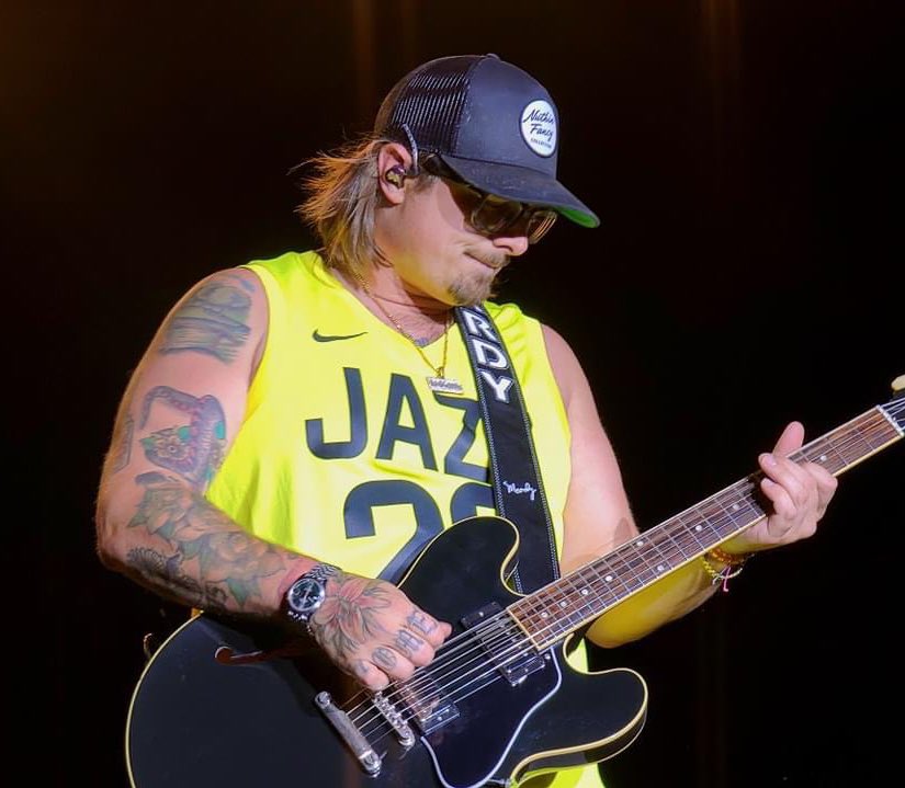 JazzNationNews's tweet photo. Nice jersey @HardyMusic 🔥
@CountryFanFest headliner @HardyMusic rockin’ the #UtahJazz @MarkkanenLauri jersey last night 🟡⚫️
pics via @933TheBullUtah Facebook
#JazzNation #NBA #TakeNote
#GoJazz #Hardy #CountryFanFest https://t.co/dVKIh1m52X