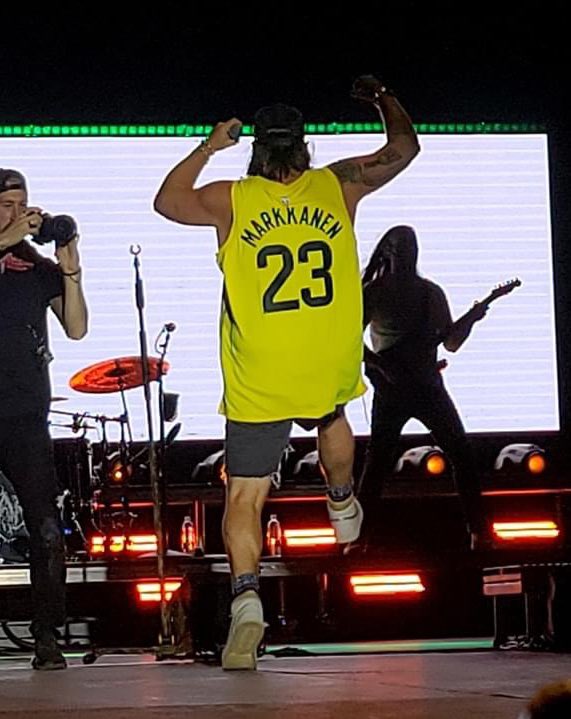 JazzNationNews's tweet photo. Nice jersey @HardyMusic 🔥
@CountryFanFest headliner @HardyMusic rockin’ the #UtahJazz @MarkkanenLauri jersey last night 🟡⚫️
pics via @933TheBullUtah Facebook
#JazzNation #NBA #TakeNote
#GoJazz #Hardy #CountryFanFest https://t.co/dVKIh1m52X