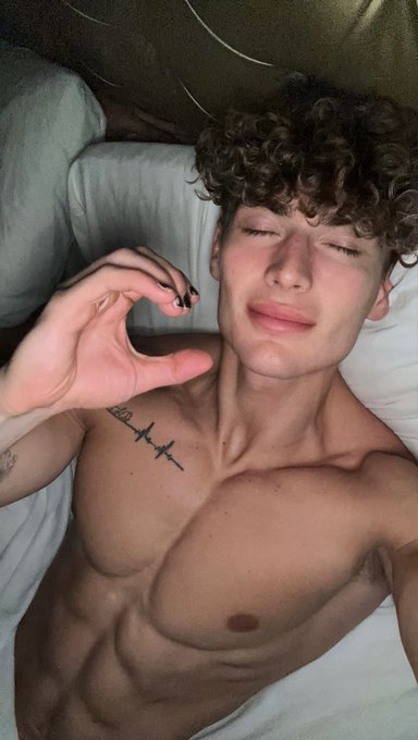 Happy international friendship day 🫱🏼&zwj;🫲🏽  50% DISCOUNT to everyone who wants to be my friend today! ❤️⬇️  https://t<a href="/tag/spoileralert"class="tags"><span>#spoileralert</span></a>