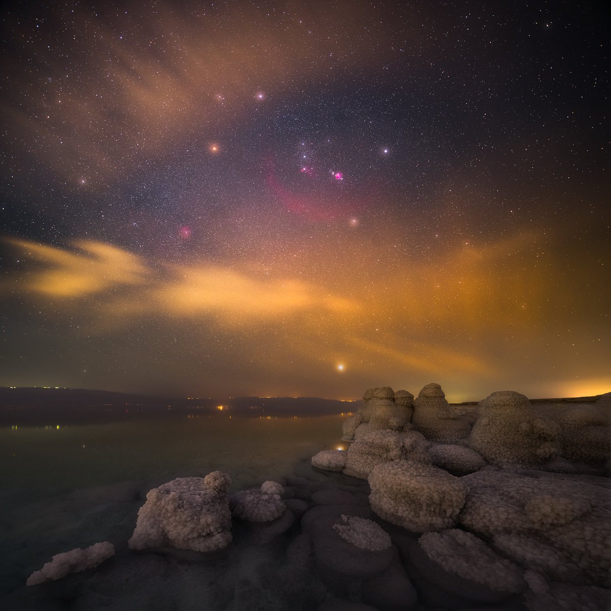 IsraelinSpanish's tweet photo. Parece irreal, pero así se pueden ver las estrellas a 435 metros bajo el nivel del mar en Israel. 🇮🇱✨

Además de sus propiedades curativas, el #MarMuerto ofrece una impresionante vista de la Vía Láctea gracias a la ausencia de contaminación en su entorno natural. 

Una maravilla captada por 📸 Alex Savenok.